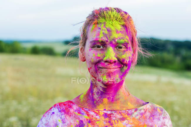 Frau mit bunter Farbe im Gesicht — Stockfoto