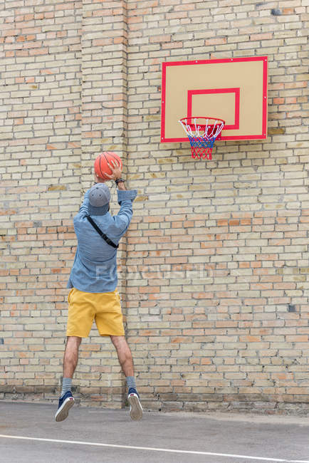 Homme jouant au basket — Photo de stock