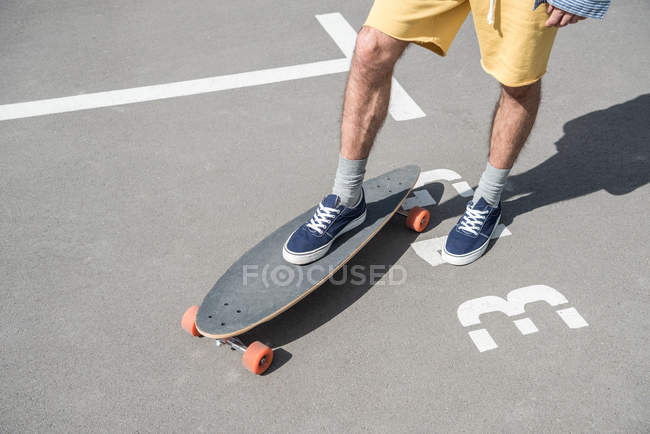 Homem de pé no longboard — Fotografia de Stock