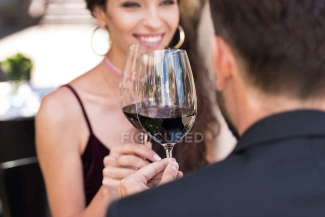 Couple clinking glasses — Stock Photo