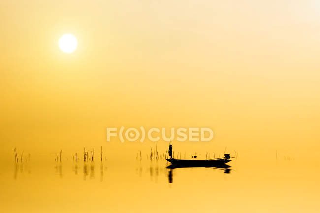 Bellissimo cielo e silhouette di Pescatore Minimale al lago , — Foto stock