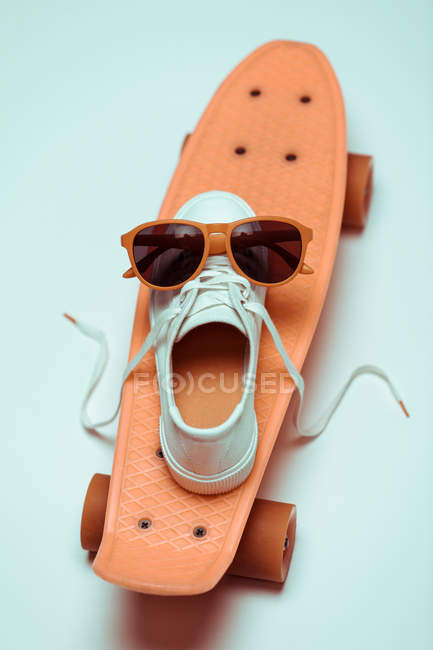 Hipster skateboard, sneaker et lunettes de soleil — Photo de stock