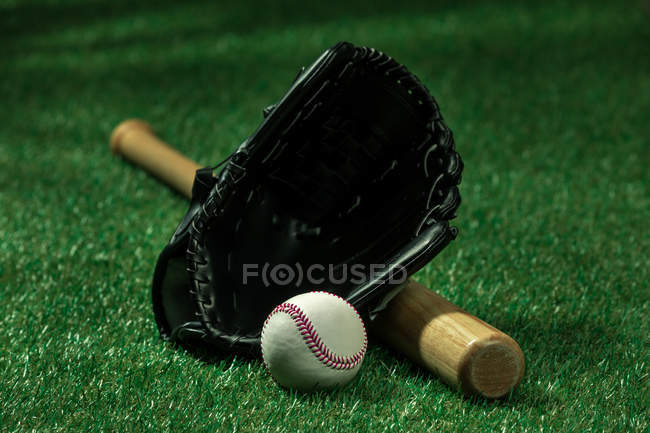 Baseballschläger, Handschuh und Ball — Stockfoto