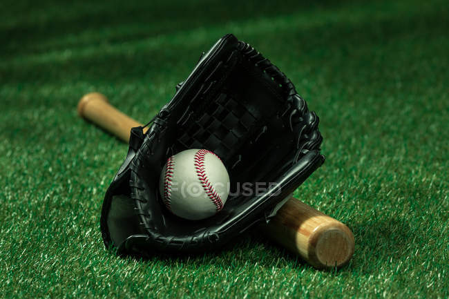 Baseballschläger, Handschuh und Ball — Stockfoto