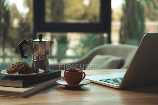 Tasse de café et ordinateur portable — Photo de stock