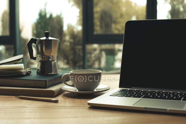 Tasse de café et ordinateur portable — Photo de stock