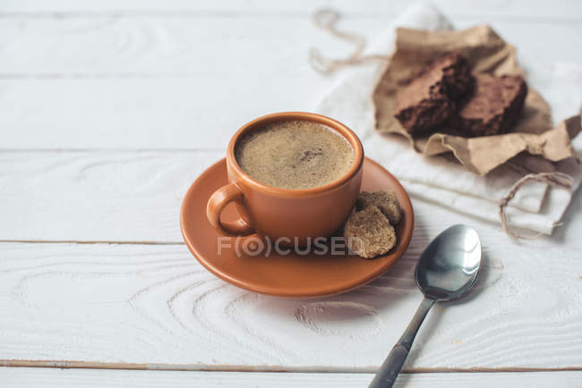 Kaffee mit braunem Zucker und Löffel auf der Tischplatte — Stockfoto