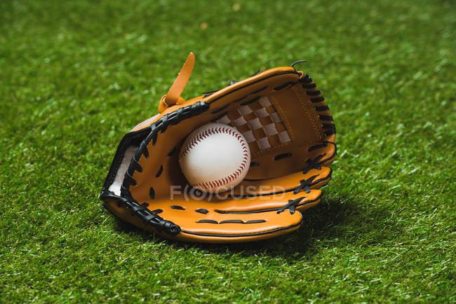 Baseballhandschuh mit Ball auf Gras — Stockfoto