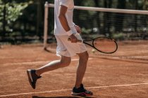 Schnappschuss eines Mannes in professioneller Sportbekleidung beim Tennisspielen — Stockfoto