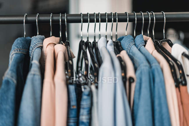 Stylische Kleidung auf Kleiderbügeln — Stockfoto