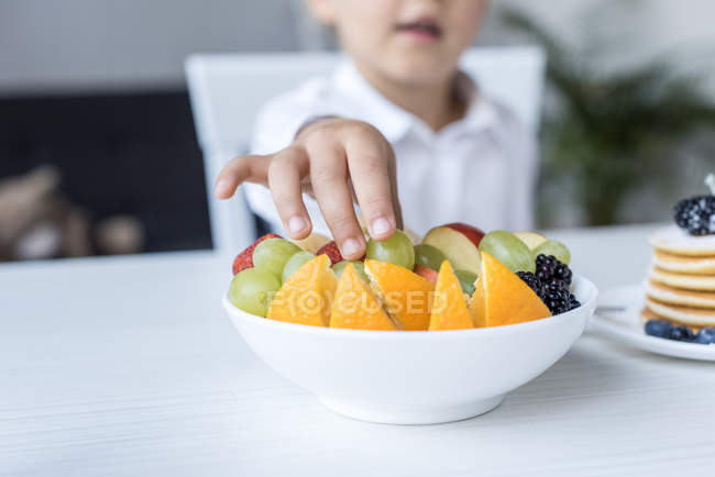 Kind isst Früchte — Stockfoto