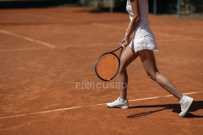 Обрізаний знімок молодої спортивної жінки, яка грає в теніс — стокове фото