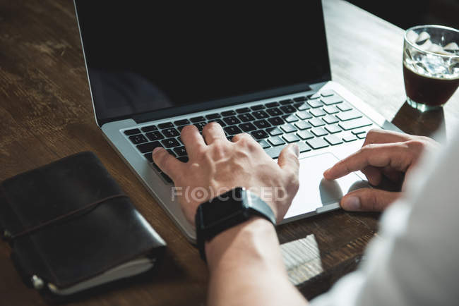 Giovane uomo che lavora su laptop — Foto stock