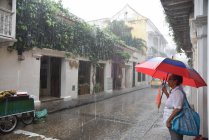 Osservando la vista sulla strada della città sotto una forte pioggia — Foto stock