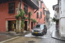 Osservando la vista sulla strada della città sotto una forte pioggia — Foto stock