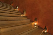 Treppe mit gläsernen Gasleuchten auf Stufen — Stockfoto