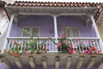Фіолетовий будинок з дерев'яним балконом — стокове фото