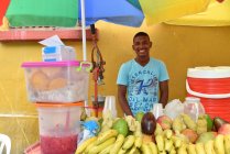 Homem africano trabalhando como vendedor de frutas — Fotografia de Stock
