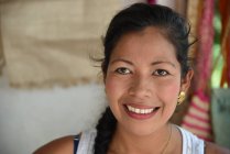 Латинська жінка, посміхаючись і, дивлячись на камеру — стокове фото
