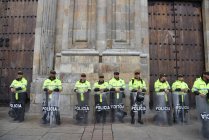 Polizisten mit durchsichtigen Schildern — Stockfoto
