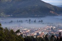 Утренний туман над зданиями — стоковое фото