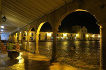 Дождливый вечер на главной площади — стоковое фото