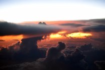 Драматический закат над облаками — стоковое фото