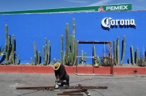 Arbeiter mit Hut schneidet Metallrohr — Stockfoto