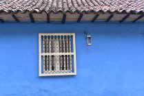 Bâtiment bleu avec fenêtre — Photo de stock