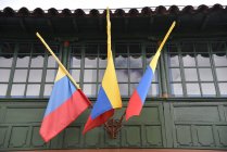 Trois drapeaux de la Colombie sur la construction — Photo de stock