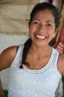 Femme latine souriant et regardant la caméra — Photo de stock