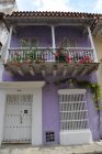 Фиолетовый дом с деревянным балконом — стоковое фото