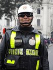 Oficial de policía posando y sonriendo - foto de stock