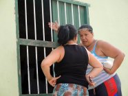 Zwei Frauen diskutieren in Nachbarschaft — Stockfoto