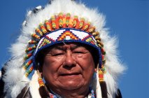 Old Umatilla chief with feathers — Stock Photo