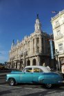 Blaues Auto vor dem inglaterra hotel — Stockfoto