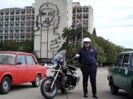 Oficial de policía de pie cerca de motocicleta - foto de stock