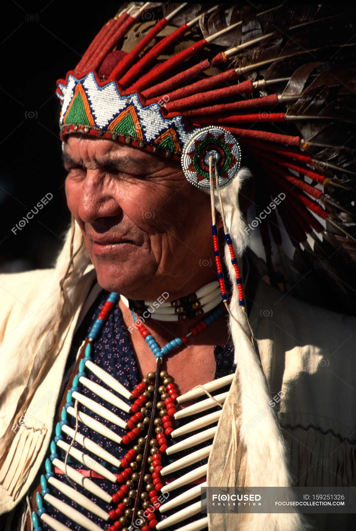 Old Umatilla chief with feathers — usa, looking Stock Photo 159251326