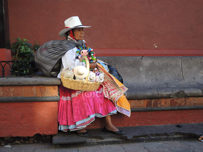 Vieille dame vendant des jouets dans la rue — Photo de stock