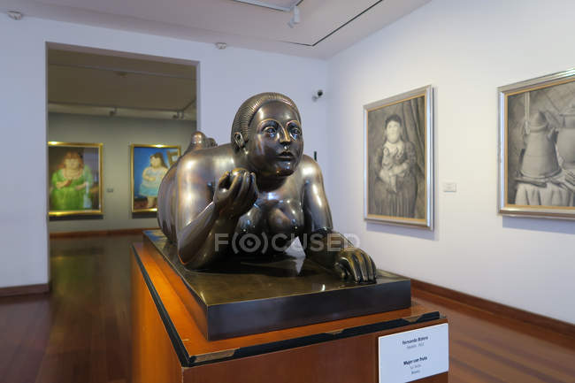 Exposição de estátua de metal de mulher — Fotografia de Stock