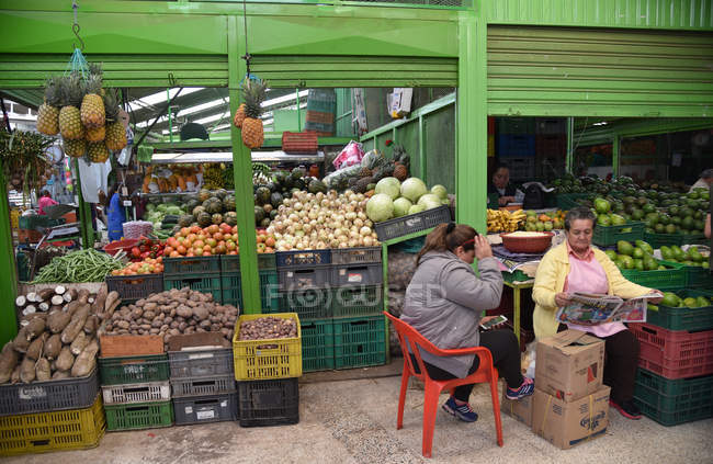 Donne sedute al mercato ortofrutticolo — Foto stock