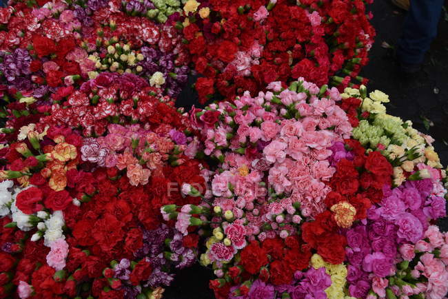 Bouquets de flores na rua — Fotografia de Stock