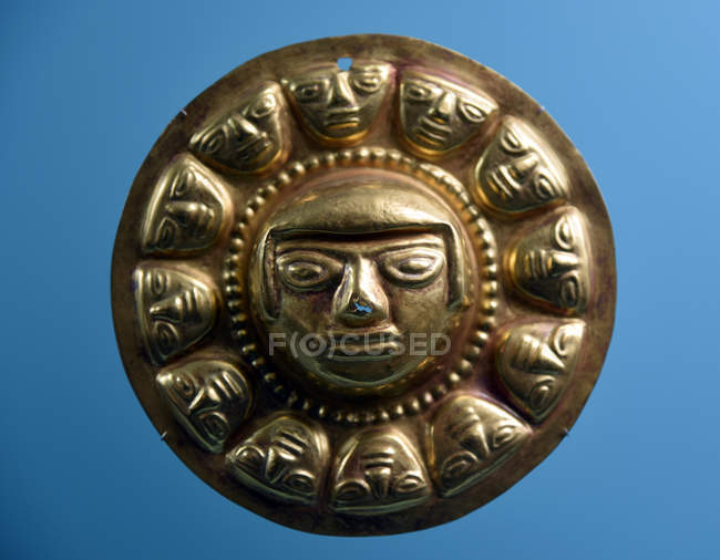 Tumaco gold pendent museum ausstellung — Stockfoto