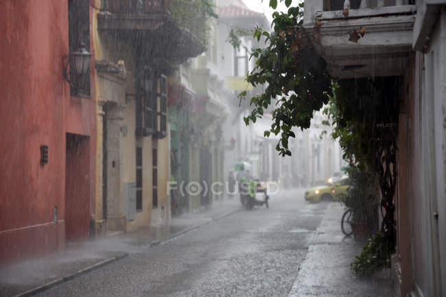 Observation de la vue sur la rue de la ville sous de fortes pluies — Photo de stock