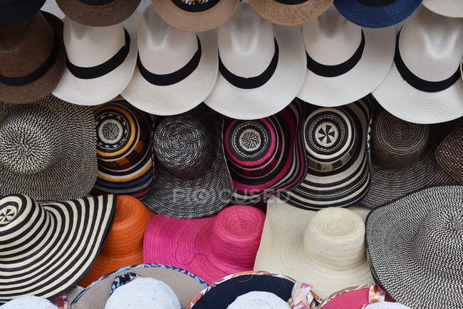 Мужские и женские шляпы на продажу — стоковое фото