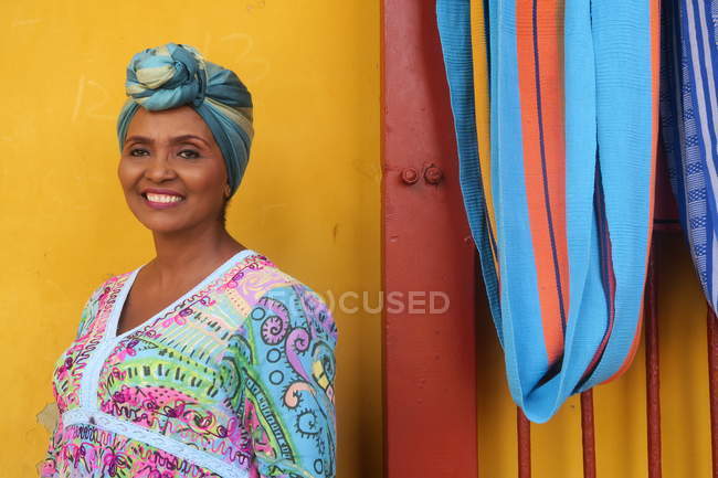 Senhora de roupa nacional sorrindo — Fotografia de Stock