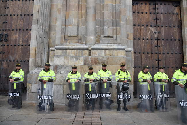Agents de police avec boucliers transparents — Photo de stock
