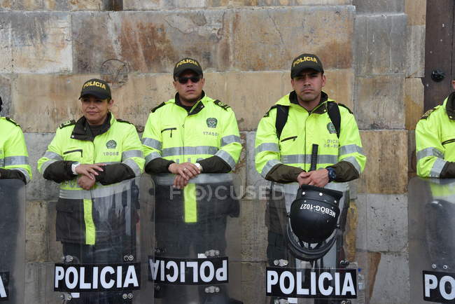 Policías con escudos transparentes - foto de stock