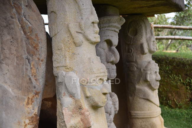 Tumba con figuras de piedra - foto de stock