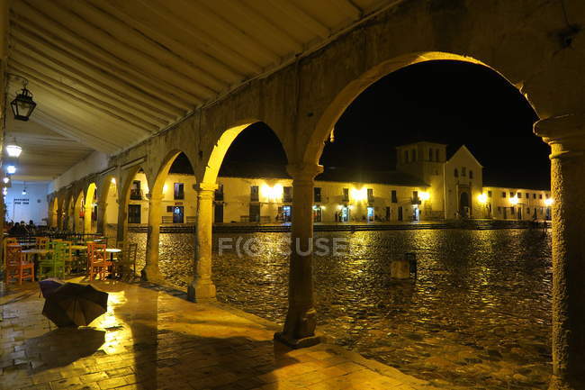Дождливый вечер на главной площади — стоковое фото